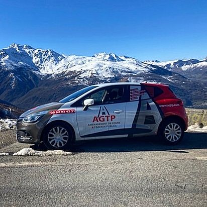 La voiture floquée AGTP avec les Pyrénées en fond